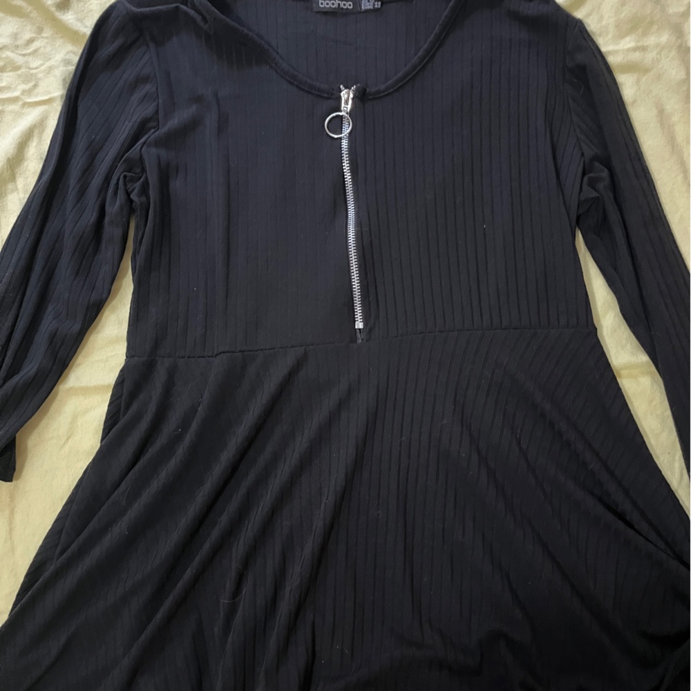 Black Boohoo Long sleeve with front zipper!